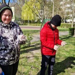Uczniowie zbierający śmieci