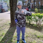 Uczeń ze znalezionym śmieciem