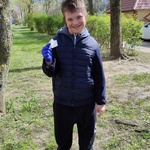 Uczeń ze znalezionym śmieciem