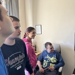 Uczniowie w pracowni muzycznej