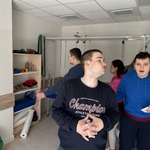 Uczniowie na sali gimnastycznej