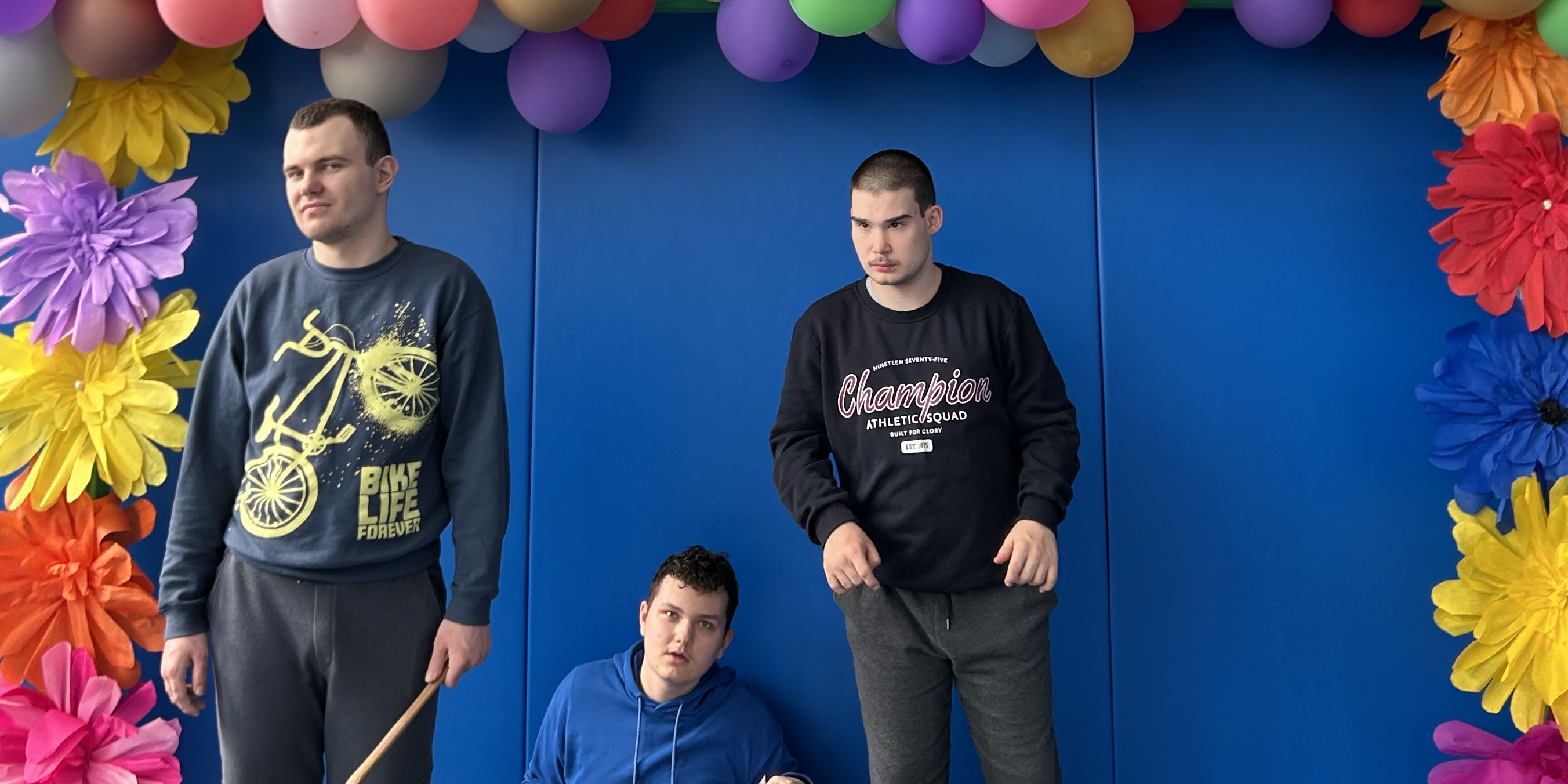 Uczniowie pozują do wspólnego zdjęcia