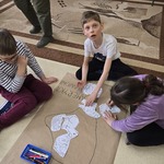 Uczniowie w trakcie pracy warsztatowej - wykonują plakat