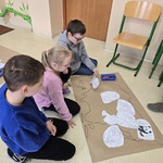 Uczniowie w trakcie pracy warsztatowej - wykonują plakat