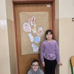 Uczeń i uczennica na tle wykonanego przez siebie plakatu