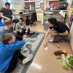 Uczniowie podczas zajęć metodą Attention Autism