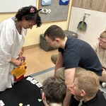 Uczniowie podczas zajęć metodą Attention Autism