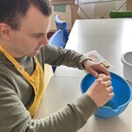 Uczeń wbija jajko do miski