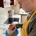 Uczeń miksuje mikserem masę gofrową