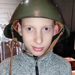 Uczeń w hełmie na głowie