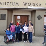Grupa uczniów z nauczycielami przed wejściem do Muzeum Wojska Polskiego