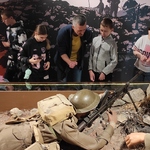 Nauczyciel i uczniowie oglądają wystawę w muzeum