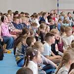 Młodzież zgromadzona na sali gimnastycznej