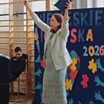 Kobieta z podniesionymi rękoma