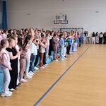 Grupa uczniów zgromadzona na sali gimnastycznej