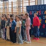 Uczniowie stoją na sali gimnastycznej