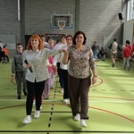 Społeczność szkolna w trakcie poloneza