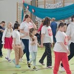 Społeczność szkolna w trakcie poloneza