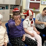 Uczennice w czapkach w kolorach biało- czerwonych, uczeń z flagą