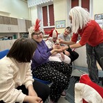Nauczycielka pokazuje sól uczniom