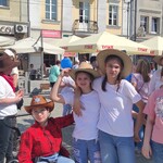 Uczennice pozują do wspólnego zdjęcia