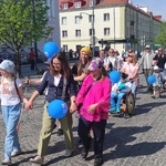 Społeczność naszej szkoły w trakcie marszu