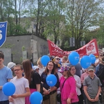 społeczność szkolna gotowa do marszu