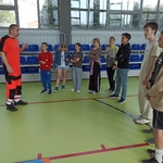 Ratownik medyczny mówi do grupy uczniów
