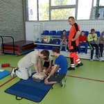 Uczniowie  trakcie ćwiczeń z pierwszej pomocy przedmedycznej