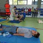 Uczniowie  trakcie ćwiczeń z pierwszej pomocy przedmedycznej