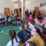 Społeczność szkolna w trakcie spotkania edukacyjnego - numer alarmowy 112