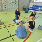 Sala gimnastyczna. Uczniowie w trakcie warsztatów udzielania pierwszej pomocy