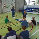 Sala gimnastyczna. Uczniowie w trakcie warsztatów udzielania pierwszej pomocy