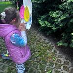 Uczennica maluje kwiat