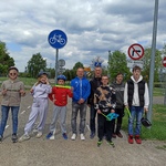 Grupa uczniów i nauczyciele w Miasteczku Ruchu Drogowego