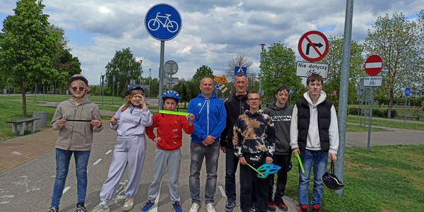 Grupa uczniów i nauczyciele w Miasteczku Ruchu Drogowego