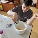Uczeń odmierza mąkę