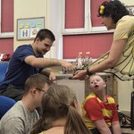 Nauczyciel wita się z uczniem, ma na sobie skrzydła motyla