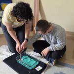 Uczeń szuka ukrytych owadów