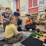 Uczniowie obserwują nauczyciela