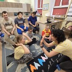 Uczniowie obserwują nauczyciela