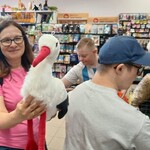 Nauczycielka i uczniowie podczas oglądania maskotek.