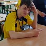 Uczeń siedzi przy stoliku