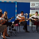 Występ uczniów grających na gitarach