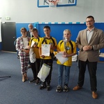 Pamiątkowe zdjęcie organizatorów konkursu i uczniów naszej szkoły