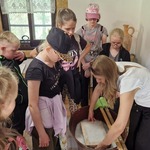 Grupa uczniów w trakcie warsztatów papieru czerpanego