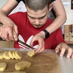 Uczeń kroi ciasto na kawałki