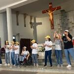Uczennice i nauczycielki w trakcie występu