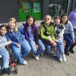 Uczennice pozują do wspólnego zdjęcia
