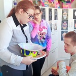 Uczennica składa życzenia urodzinowe koledze